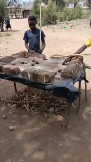 Дети из стран Африки показали свой вариант бильярда