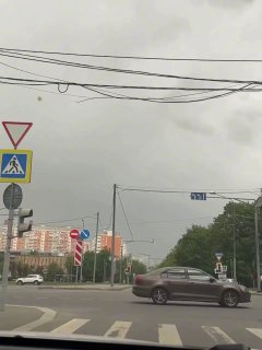 Ветер снёс светофор и едва не убил дедушку в Москве