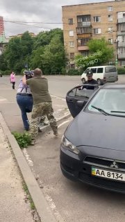 В Киеве сотрудники ТЦК силой затолкнули мужчину в автомобиль при бездействии полиции