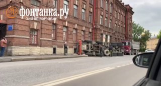 В Петербурге грузовик-бетономешалка перевернулся на Гапсальской улице