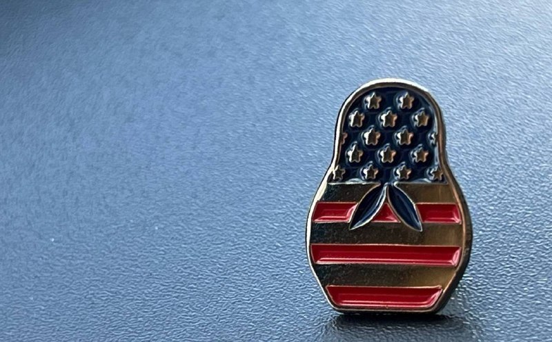 Делегация США на ПМЭФ носит значки с американским флагом в виде матрешки