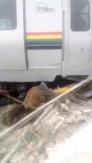 В Каракасе поезд метро сошел с рельсов на дорогу