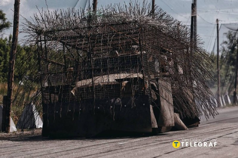 В Краматорске дороги массово обтягивают антидроновыми сетками для защиты техники от БПЛА