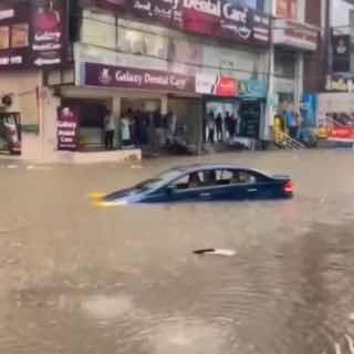 Сильные дожди затопили улицы индийского города Хайдабарад, двое погибли