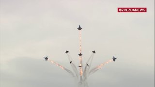 Пилотажи «Русских витязей» и «Стрижей» на открытии военно-морского салона в Кронштадте