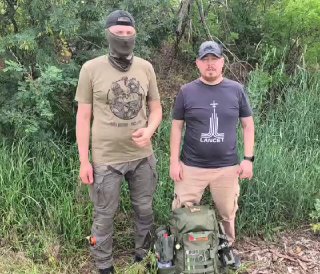 Передача медицинского рюкзака медикам на Константиновском участке