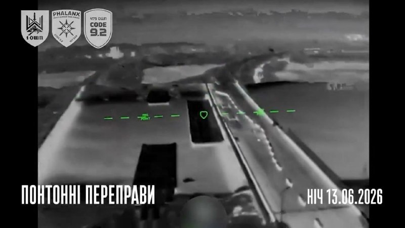 Кадры ночной атаки дронов FP-2 на объекты в Чонгаре и Геническе