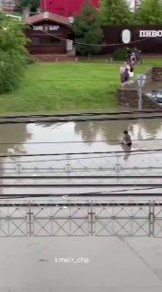 В Краснодаре затопленные улицы не остановили самокатчика