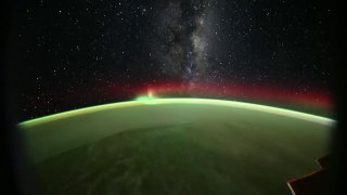 Редкий вид Млечного Путя и южного сияния с борта Crew Dragon