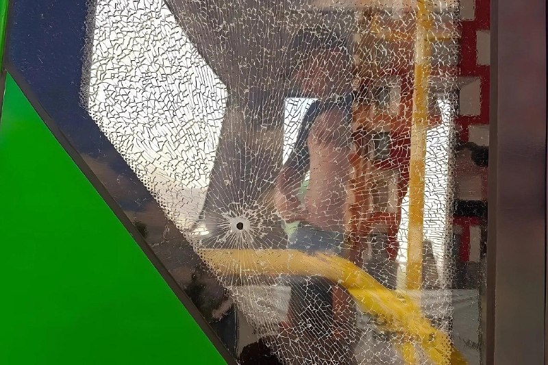 В Екатеринбурге обстреляли два пассажирских автобуса из пневматики, один человек ранен