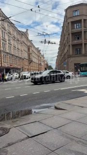 Водителя «Центра управления парковками» в Петербурге уволят за инцидент с велосипедистом на капоте