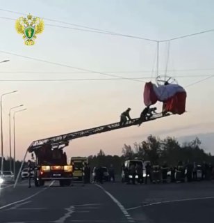 Приземлением на высоковольтные провода закончился полет парапланеристов