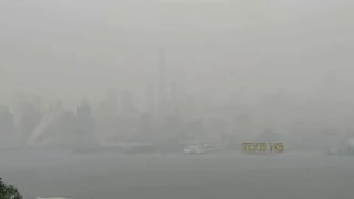 Нью-Йорк окутал смог от лесных пожаров в Канаде