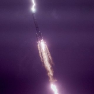 Китайская ракета «Чанчжэн-3B/E» была поражена молнией во время взлёта