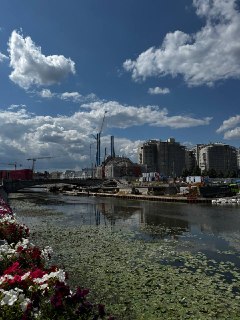 Строительство пешеходного моста на Болотной набережной в Москве подходит к завершению