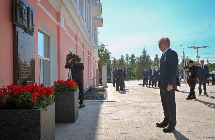 Президент Казахстана возложил цветы к мемориалу в честь отца в Омске