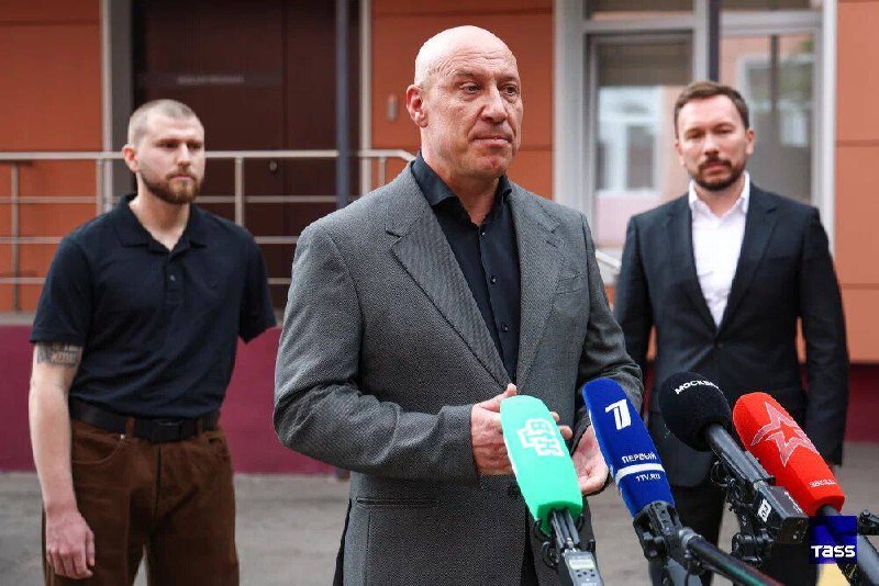 Герою СВО Дмитрию Курскому передали автомобиль в рамках благотворительной акции Руслана Осташко