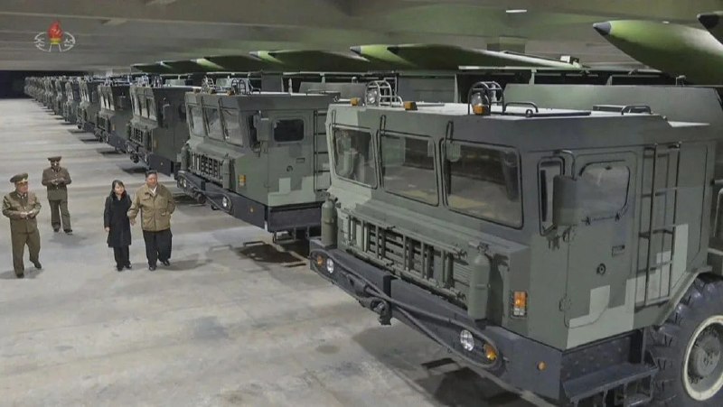 Зеленский заявил о планах КНДР передать России ракетные установки и 30 тысяч военных