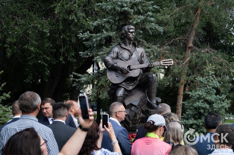 В Омске и Вологде открыли памятники Владимиру Высоцкому и Василию Шукшину