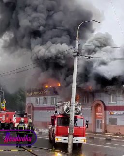Фейерверки начали взрываться во время пожара в торговом центре в Раменском
