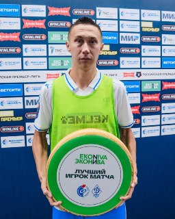 Футболисту Ильнуру Альшину подарили 15 кг сыра за проигранный матч