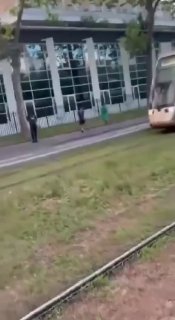 Протестующие в Риме напали на представителя власти