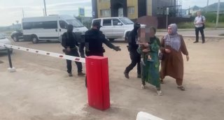 В Бурятии семьи мигрантов из Таджикистана задержаны за тушение Вечного огня