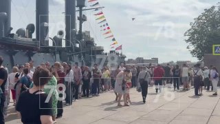 У крейсера «Аврора» собралась огромная очередь в честь Дня ВМФ