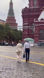 В сети осудили мужчину за эгоистичное поведение во время прогулки под дождём