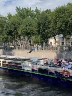 Над Крюковым каналом в Петербурге заметили эквилибриста, выполняющего трюки на тросе