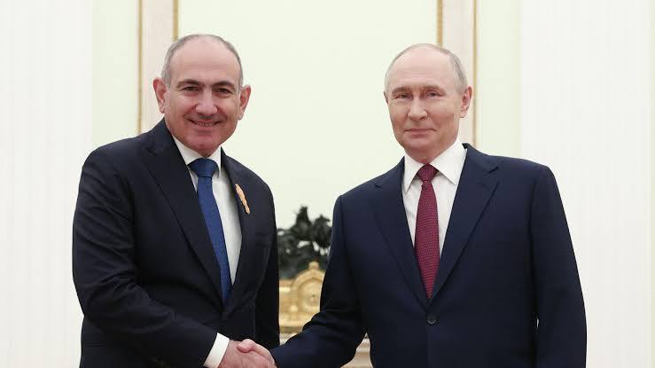 Пашинян поговорил с Путиным по телефону