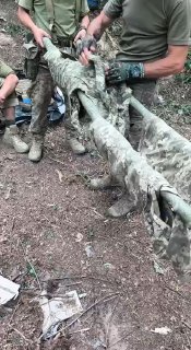 Противник распространяет инструкции по изготовлению носилок из подручных средств