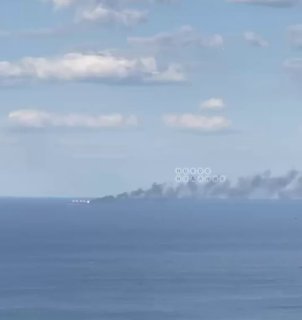 Грузовые суда горят в порту Одессы после ударов БПЛА