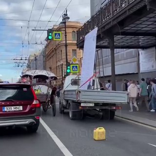 В Санкт-Петербурге карета с лошадью врезалась в «ГАЗель» с портретом Достоевского