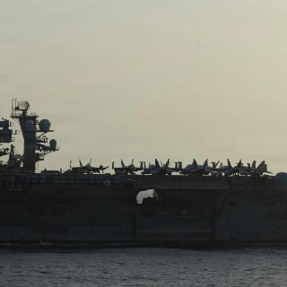 Семьи экипажа авианосца USS Abraham Lincoln протестуют против условий службы
