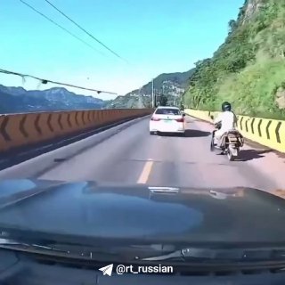 Камнепад едва не накрыл мотоциклиста в Китае