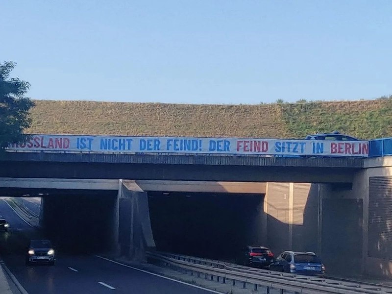В Германии появился баннер с лозунгом против политики Берлина