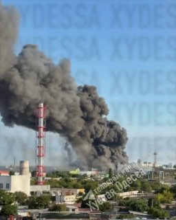 В Одессе горит «Эпицентр» после атаки БПЛА