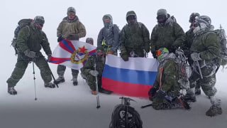 Ветеран СВО, лишившийся руки, покорил Эльбрус