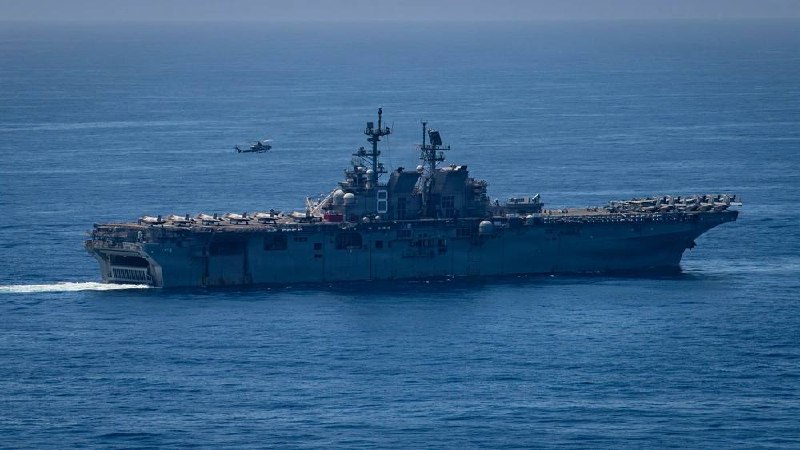 Амфибийная ударная группа США Makin Island проходит через Тихий океан