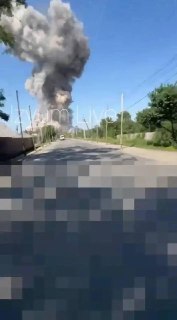 Последствия ракетного удара по складу боеприпасов в Изюме