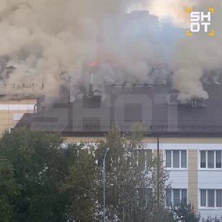 В Тюмени загорелась крыша школы на площади 3600 кв. м