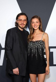 Никола Пельтц привлекла внимание необычной обувью «копытца» от Valentino