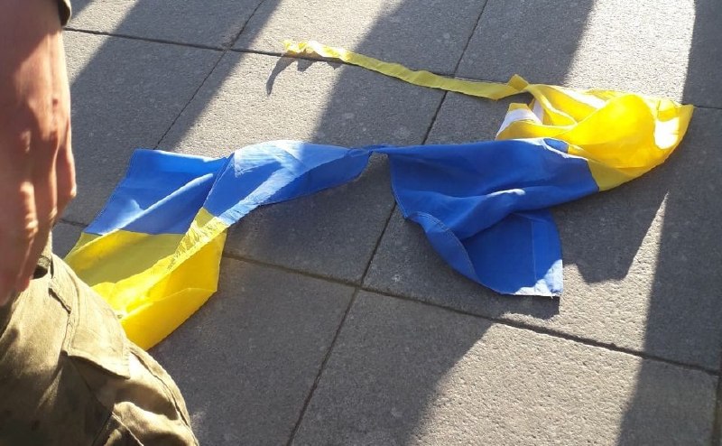 В Вильнюсе двух мужчин будут судить за срыв флага Украины