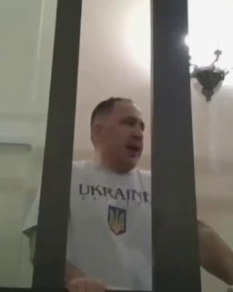 Обезьяна Саакашвили в клетке грузинского суда: настоящий патриот своей Родины.