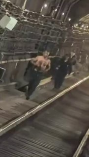Полуголый бегун на час остановил движение поездов в московском метро
