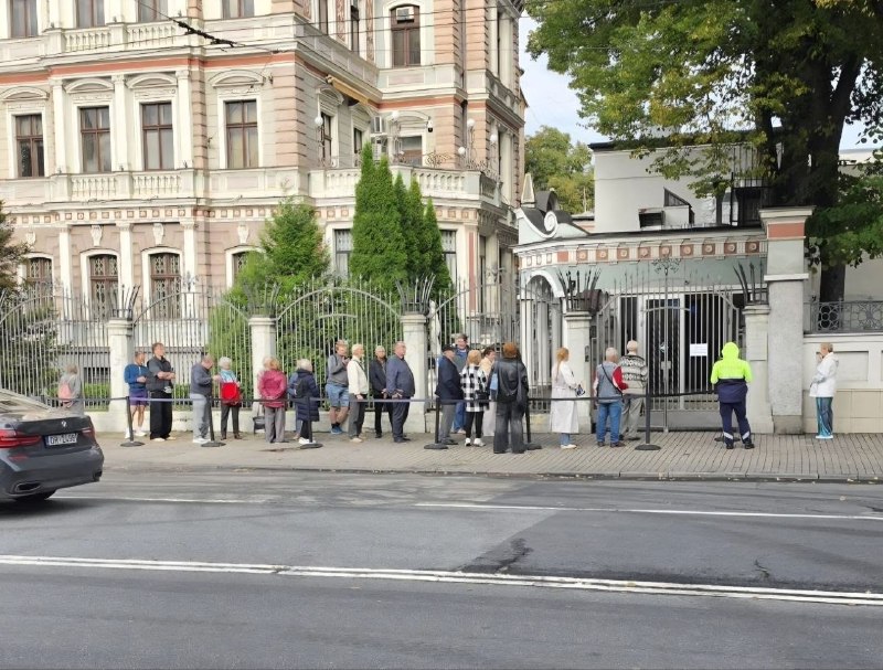 В Риге в последние минуты работы участка в посольстве РФ наблюдается очередь желающих проголосовать на выборах в Госдуму