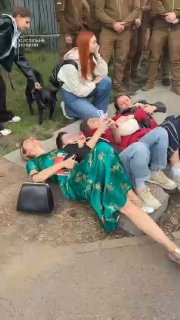 В Киеве муниципальная охрана разгоняет протестующих против вырубки деревьев на Теремках