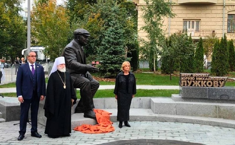 В Москве открыли памятник Юрию Лужкову
