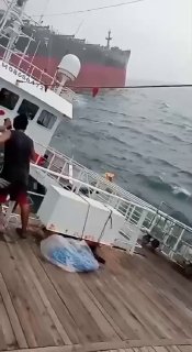 В Сингапурском проливе сухогруз едва не снес рыбаков